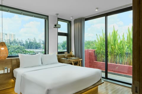 Bed, View (from property/room), Balcony/Terrace, Food and drinks, Photo of the whole room, Seating area, Bedroom, City view, Garden view, Entertainment, furniture