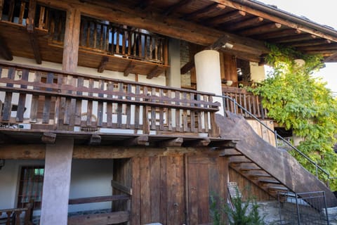 Property building, Day, Balcony/Terrace
