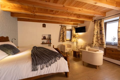 Bed, TV and multimedia, Living room, Photo of the whole room