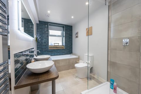 Shower, Toilet, Bathroom, towels