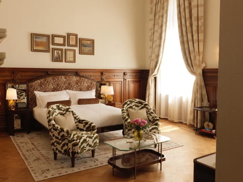 Bed, Seating area, Bedroom