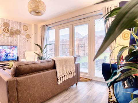 TV and multimedia, Living room, Seating area, Evening entertainment