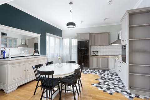 Kitchen or kitchenette, Dining area, dishwasher, pet friendly, stove