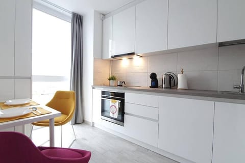 Riverside Apt & private parking, KING BED & CRIB Apartment in Timisoara