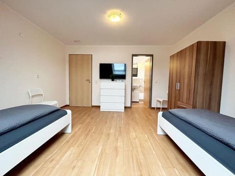 Bed, TV and multimedia, Photo of the whole room, Bedroom, wardrobe