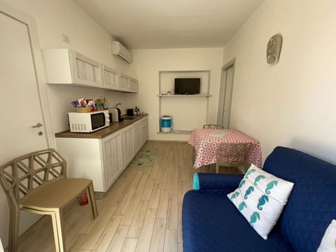 Bed, TV and multimedia, Coffee/tea facilities, Kitchen or kitchenette, Living room, Photo of the whole room, Seating area, Dining area, minibar, stove