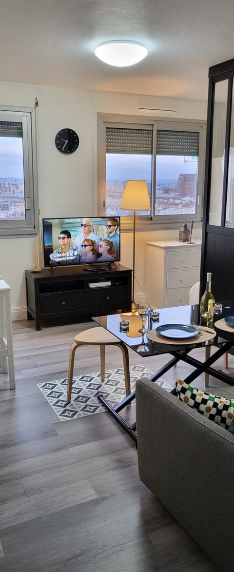 Communal lounge/ TV room, TV and multimedia, Living room, Seating area, Dining area, Evening entertainment
