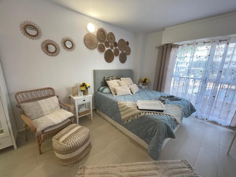 Bed, Seating area