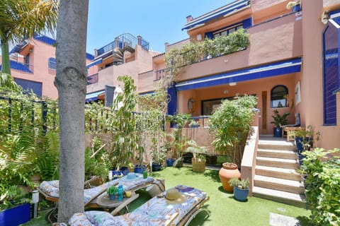 Property building, Garden, Balcony/Terrace, sunbed