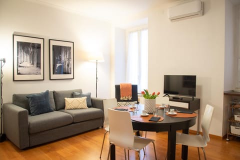Seating area, Evening entertainment, air conditioner