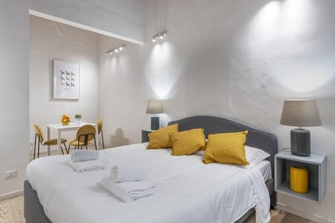 Bed, TV and multimedia, Living room, Photo of the whole room, Seating area, Bedroom, towels