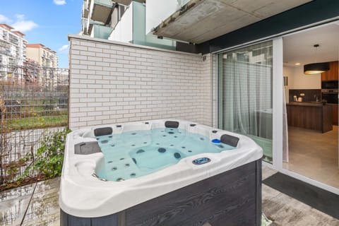 Hot Tub, Swimming pool