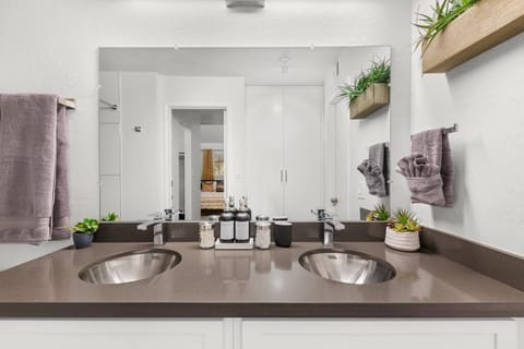 The Hidden Gem, King bed & Swimming Pool! Apartment in Chandler