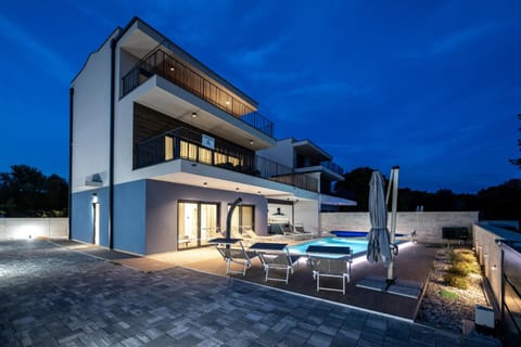 Property building, Facade/entrance, Off site