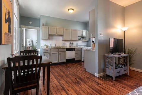 Cozy Apt in Walkable Area Downtown with Parking Apartment in Over The Rhine