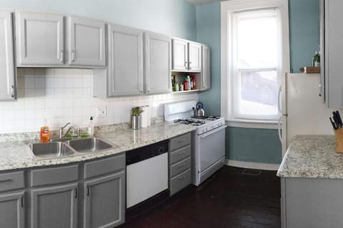 Cozy Apt in Walkable Area Downtown with Parking Apartment in Over The Rhine