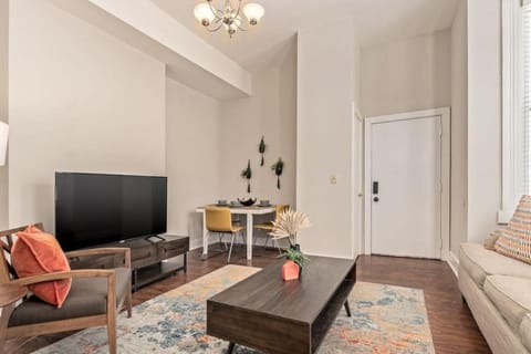 3-BR Soccer Stadium- Fast Drive to OTR - Downtown Apartment in Over The Rhine