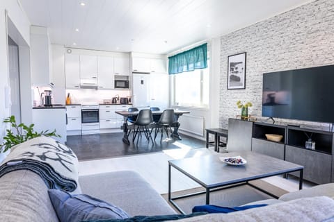 TV and multimedia, Kitchen or kitchenette, Living room, Seating area, Dining area, oven, kitchen