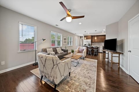 Classy 2BR Condo Near City Centre - OTR, UC, Zoo Apartment in Cincinnati