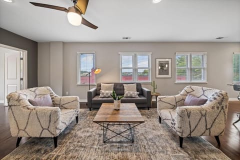 Classy 2BR Condo Near City Centre - OTR, UC, Zoo Apartment in Cincinnati