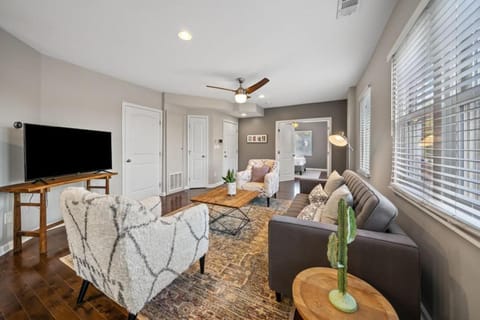 Classy 2BR Condo Near City Centre - OTR, UC, Zoo Apartment in Cincinnati