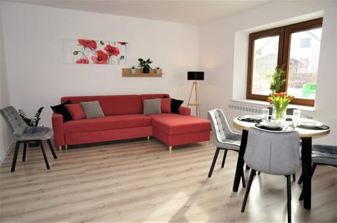 Living room, Seating area, Dining area, towels