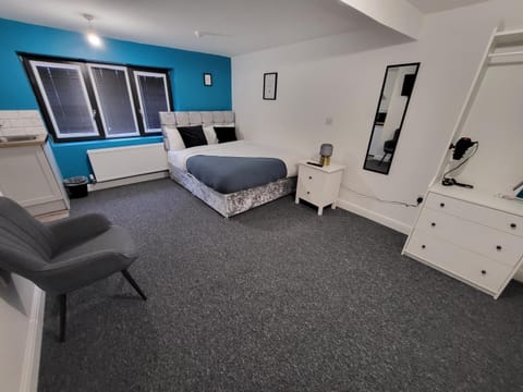 Bed, Living room, Photo of the whole room, Seating area, Bedroom, hair dresser