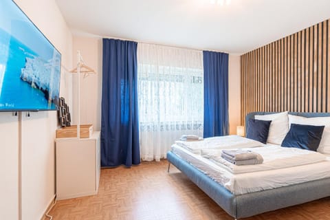 Bed, TV and multimedia, Photo of the whole room, Bedroom, towels