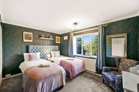 Beautiful 5 Bedroom Free Parking off House in Aylesbury