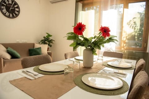 Living room, Seating area, Dining area, air conditioner