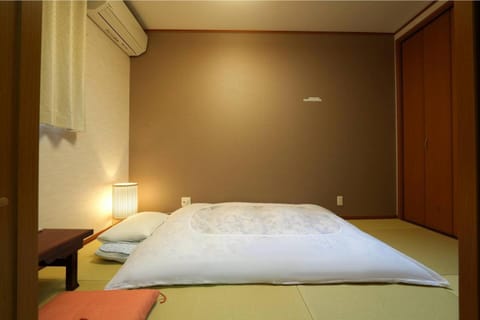 Bedroom, air conditioner