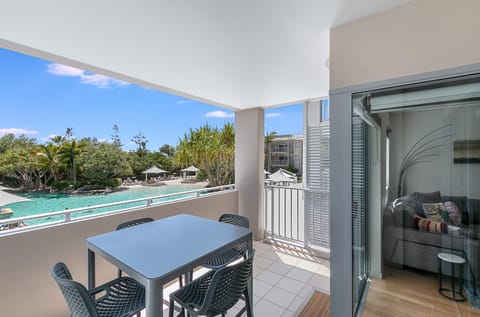 View (from property/room), Balcony/Terrace, Dining area, Pool view