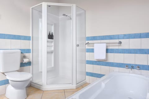 Shower, Toilet, Bathroom, Bath, towels, towels