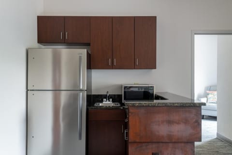 Kitchen or kitchenette, minibar