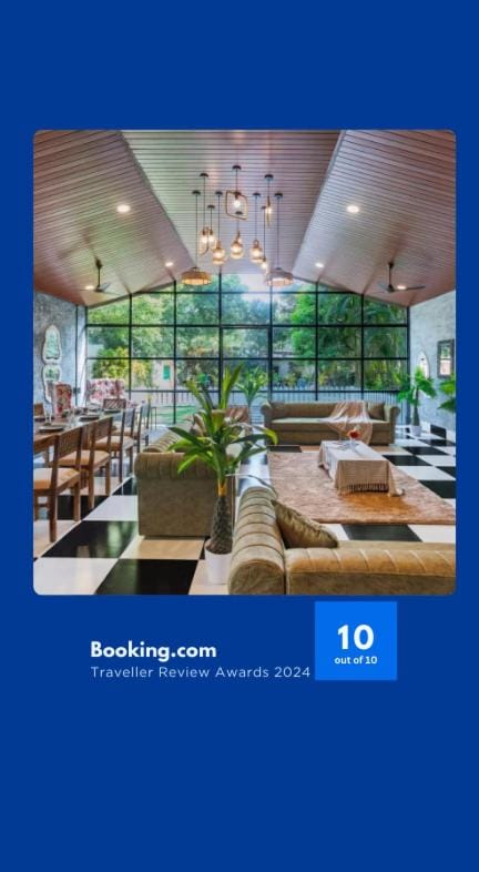 Restaurant/places to eat, Living room, Banquet/Function facilities, Seating area, Text overlay