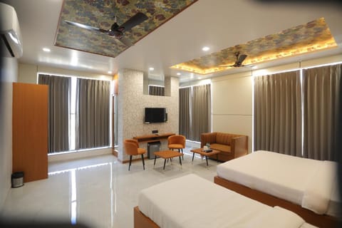 Bed, TV and multimedia, Living room, Seating area, Evening entertainment, Bedroom, wardrobe, air conditioner