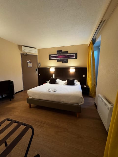 Hôtel Au Petit Caporal Hotel in Île-de-France