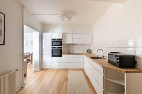 Coffee/tea facilities, Kitchen or kitchenette, oven, stove