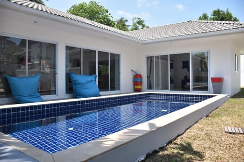 Property building, Garden, Swimming pool