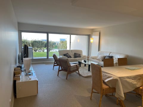 TV and multimedia, Seating area, Dining area