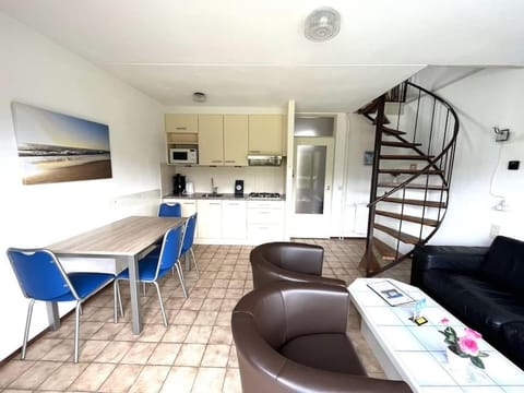 Kitchen or kitchenette, Seating area