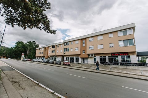 Property building, Day, Neighbourhood, Street view, Location, Parking