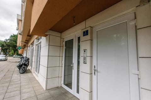 Property building, Day, Neighbourhood, Street view, Parking