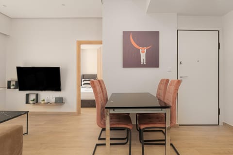 TV and multimedia, Kitchen or kitchenette, Living room, Seating area, Dining area