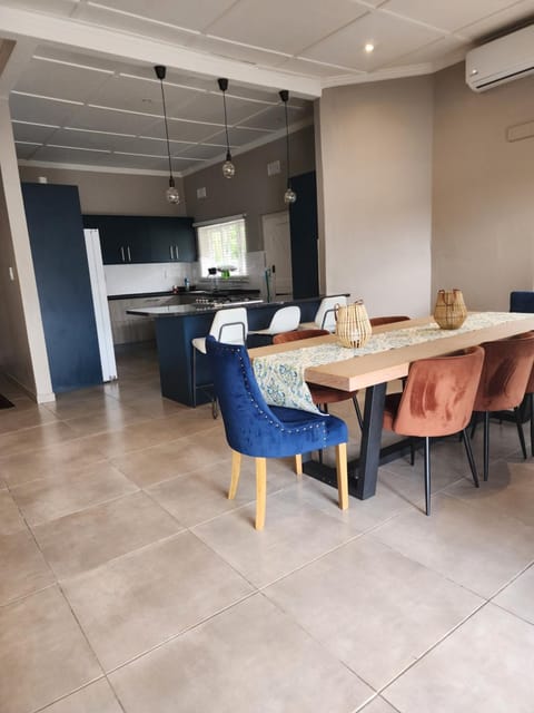 Seating area, Dining area