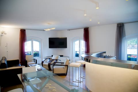 Communal lounge/ TV room, TV and multimedia, Living room, Seating area