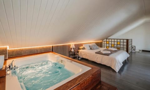 Bed, Hot Tub, Photo of the whole room, Bedroom