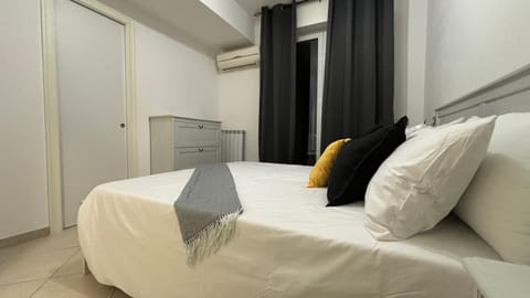 Bed, Photo of the whole room, Bedroom, air conditioner