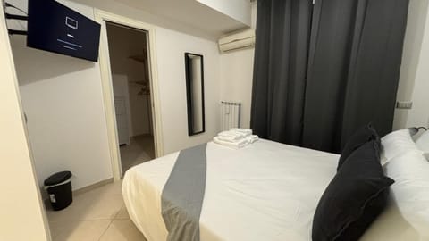 Bed, TV and multimedia, wardrobe