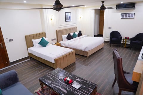 Bed, TV and multimedia, Living room, Photo of the whole room, Seating area, Bedroom, air conditioner